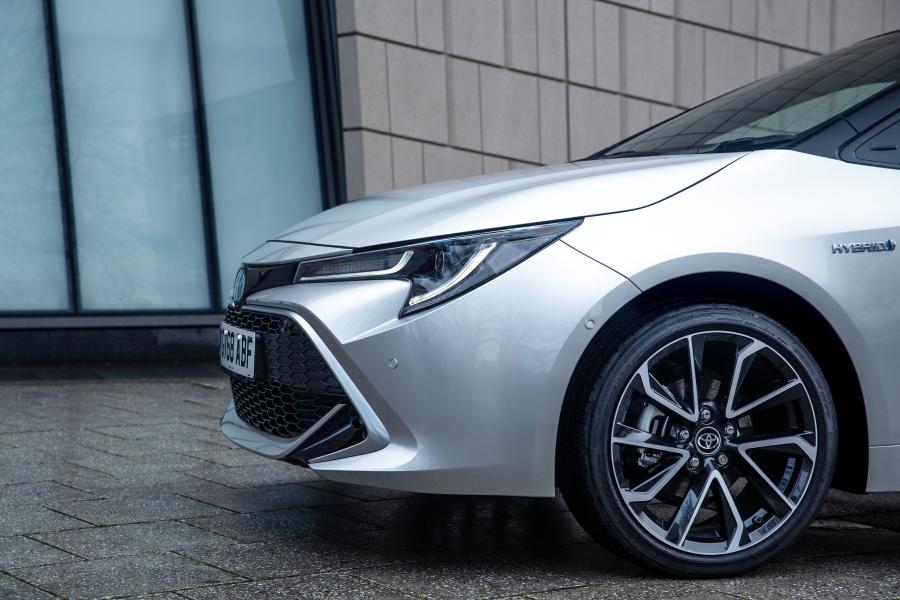 Детали экстерьера Toyota Corolla Hybrid 2019 года  (UK) (фото 5 из 40)